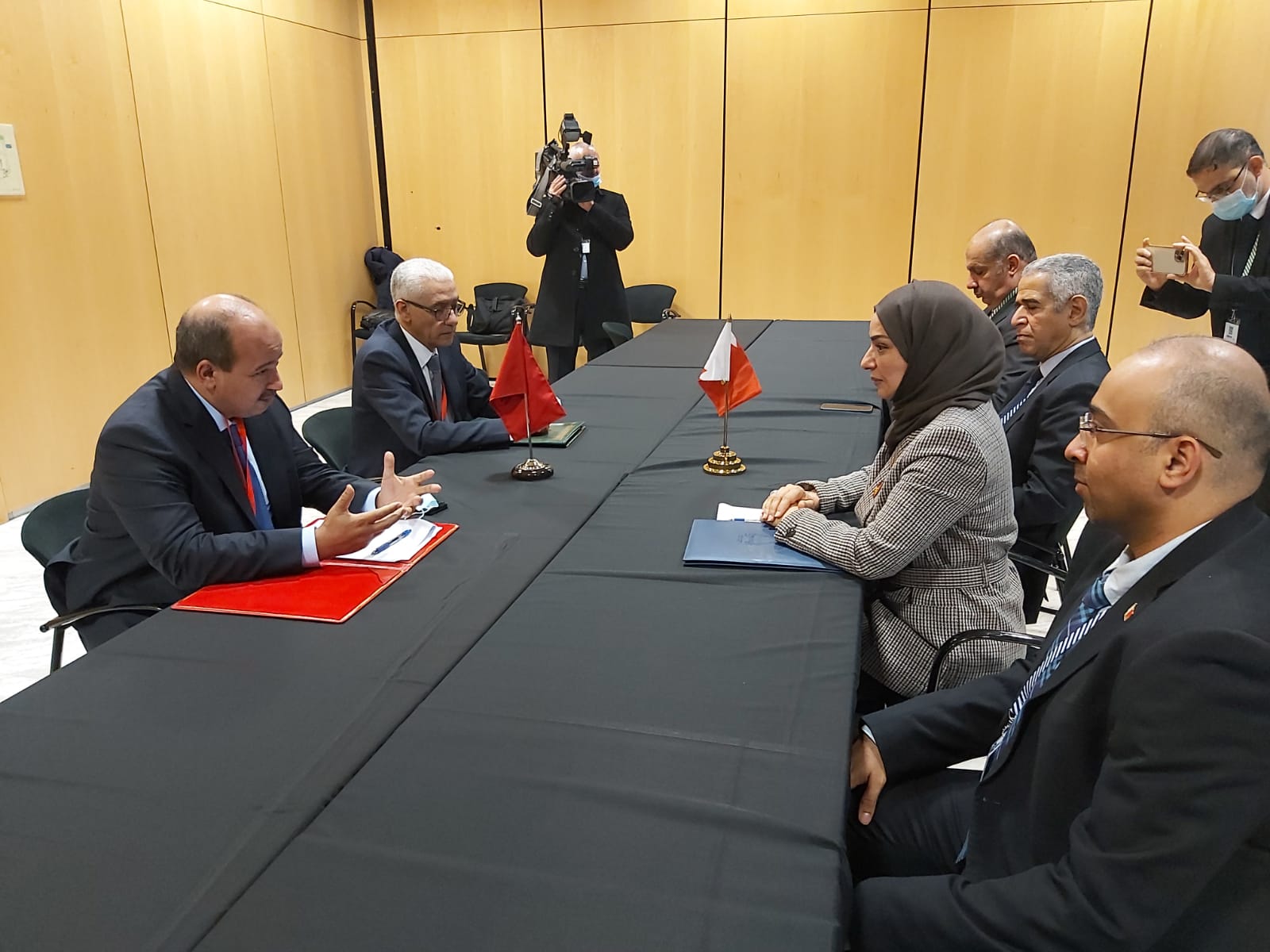 M. Enaam Mayara, président de la Chambre des Conseillers, et M. Rachid Talbi El-Alami, président de la Chambre des Représentants, s'entretiennent avec le président du Parlement bahreïni.