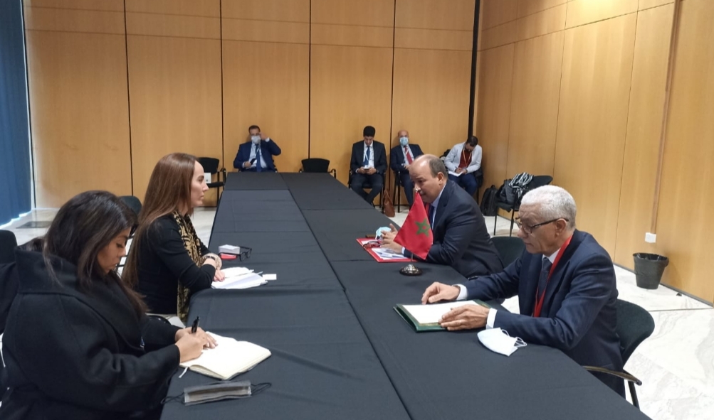 Le président de la Chambre des conseillers et le président de la Chambre des représentants s'entretiennent avec l'ancien président de l'Union interparlementaire, en présence du sénateur mexicain.