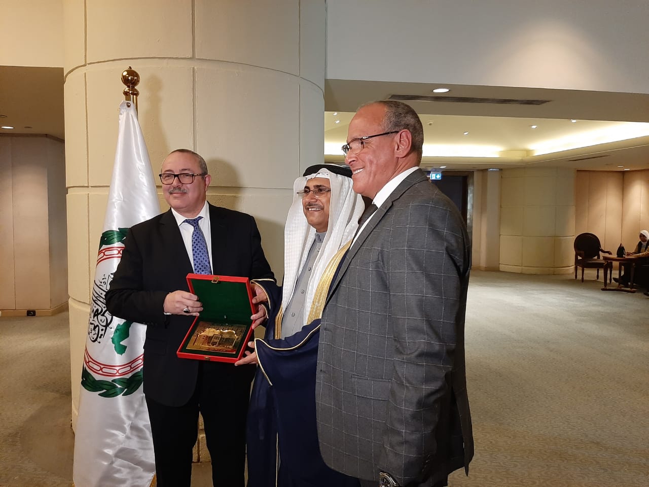 Le Président du Parlement arabe salue les efforts des représentants du Royaume du Maroc pour soutenir le travail parlementaire arabe et renforcer la diplomatie parlementaire.