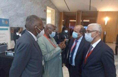 Le président de la Chambre des conseillers et le président de la Chambre des représentants s'entretiennent avec le président du Parlement de la Sierra Leone.